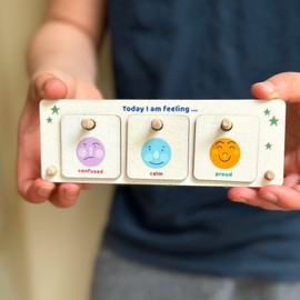 COTTON TWIST Kids Feelings Chart Play Set - Wooden Stand with 16 Mood Tokens - Children Educational Fun Game Kit Emotion Symbols for Boys and Girls