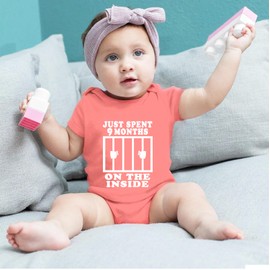 SproutJoy I Just Did 9 meses en el interior para bebé Coming Soon Onesie divertido body para recién nacido, unisex, Rosa, 12 meses