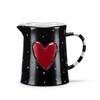 DEMDACO Jarra de cerámica para servir de corazón rojo negro