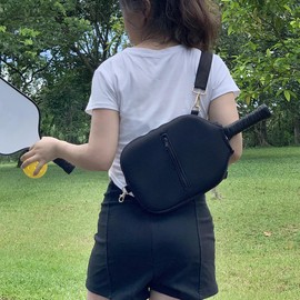 ピックルボールラケットバッグ テニス ワンショルダーバッグ おしゃれ 軽量 多機能 キャリーケース 2本ラケット入れ ポーチ 肩掛け 斜め掛け 収納ポーチ 防水 持ち運び 学校 部活 試合 練習 ジム スポーツ アウトドア用 ブラック