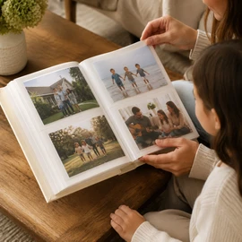 200-Pocket 6-Inch Photo Album with 50 Interleaf Sheets