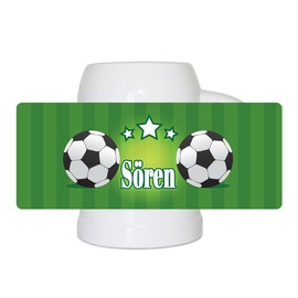 Fußball-Bierkrug mit Namen Sören und schönem Motiv mit Fußbällen und grünem Hintergrund für Männer - Fan-Bierkrug personalisiert - Deutschland-Krug - Bierhumpen