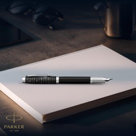 Parker IM Premium Penna Stilografica | Collezione Legacy of Flight | Rifiniture Cromate | Pennino Fino | Inchiostro Blu | Confezione Regalo