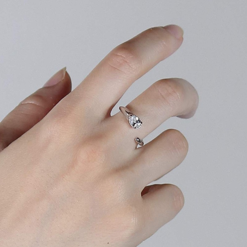 VOTRE COUTURE Mill Decorated European Luxury Cubic Zirconia Ring, One
