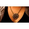 Auryn - Collar con colgante en tono dorado (inspirado en