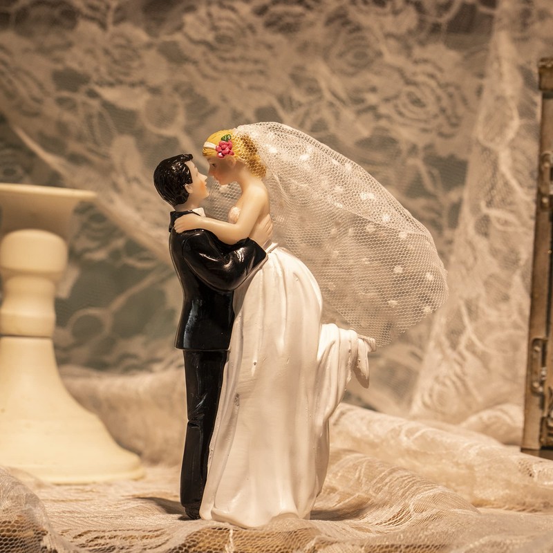 モダンウェディングケーキトッパー 花嫁と花婿 手作りフィギュア 装飾 素朴なケーキトッパー 結婚式や面白いカップル像 デスク装飾 フライングハグ