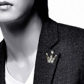 TseenYi Fashion Rhinestone Brooch Mini Crown Crystal Collar Pin Chest Pin Clothes Jewelry Gifts for Men Women (Silver), Metal