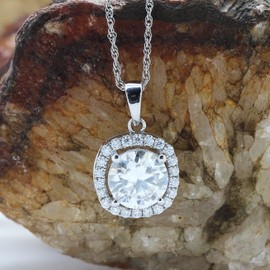 SAVEARTH DIAMONDS 2CT Moissanite Pendant Necklace 18K White Gold Plated 925 Sterling Silver D Color Ideal Cut Round Lab Created Diamond Necklace for Women with Certificate of Authenticity