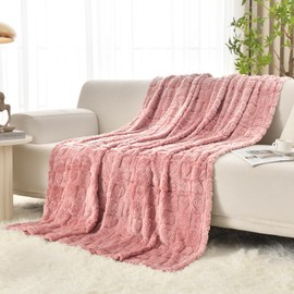 GIOKARNNA GIOKARNNA Heart Checkered Throw Blankets, for Love Mother Friends Pets,280 GSM Super Soft Warm Lightweight Fluffy Bed Blanket for Women Anniversaries(Pink,50"x60")
