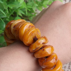 Wixine 1Pcs The Baltic Old Beeswax Bracelet Beads Bracelets Amber Bracelet with The Shape of Men and Women (Color: Yellow)