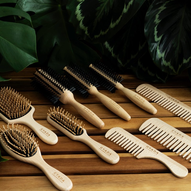 GYADA COSMETICS Medium Oval Brush Ideal for Detangling Long and