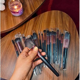 Set de 42 Brochas de Maquillaje Negro con Neceser, Esponjas, Diadema y Accesorios