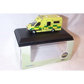 oxford emergency services mercedes london ambulance 1.76 scale diecast model