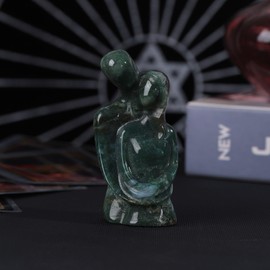 TUMBEELLUWA Carved Hugging Couple Statue Crystal Lover Figurine Abstract Love Sculptures for Home Decor, Romantic Anniversary Wedding Gifts for Couples, Indian Agate