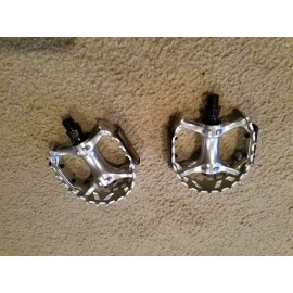 Unbranded 2 NEW BEAR CLAW STYLE BICYCLE PEDALS WITH REFLECTORS ALLOY, 9/16", BMX, CRUSERS