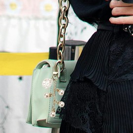 Shell Keychain Charm for Women Girl Pearl Charm for Keychain Accessories Charms for Bag Purse Backpack Charm for Women Girls Handbag Charm Key Chains for Car Keys Decor