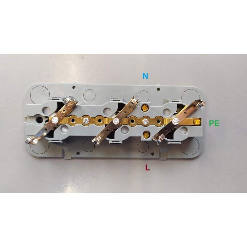 Miratic Wall Socket Surface-Mounted 2P+Z Schuko IP20 (3 Sockets)
