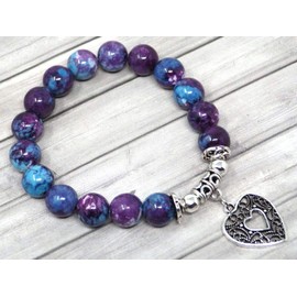 Jade Perlen Armband für Frauen lila und blau gefärbt mit filigranen Anhänger in Form eines Herzens