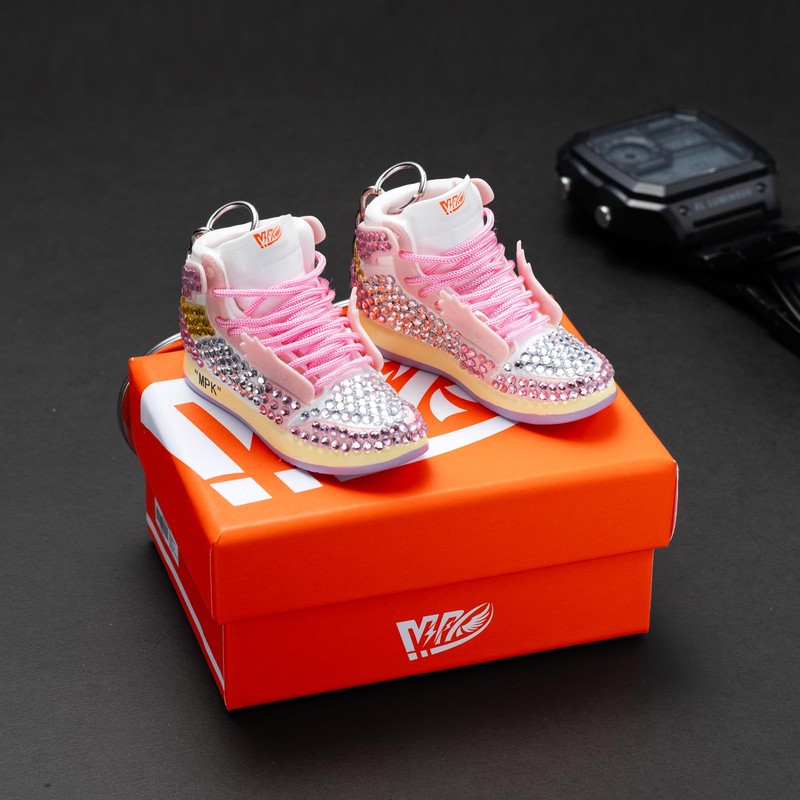 MPKレトロシューズラバースニーカーキーチェーン – 誕生日パーティーの賞品、ミステリーグッディーバッグギフト&パーティーの記念品に最適, ダイヤモンドピンク(靴1本), 1