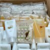 Caja AirbnbPaquete de amenidades hoteleras surtidas Shampoo con Acondicionador, Crema