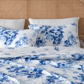 Great Bay Home Floral King Quilt Set with Shams, Blue Floral Bedding Set, All-Season, Lightweight Bedspread. Reversible, Farmhouse Bedding. (King, Jacqueline)