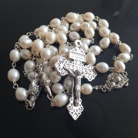 elegantmedical 8-9MM Pearl Silver Beads Rosary Crucifix Jesus Cross Catholic Necklace Box