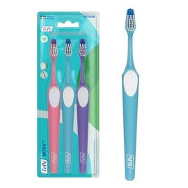 TePe Nova - Cepillo de dientes mediano (3 unidades, cerdas ligeramente elevadas en la parte superior del cabezal del cepillo para un mejor acceso a los dientes posteriores) para una eliminación fácil