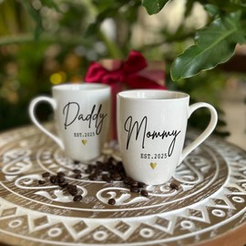 CATABUBU EST 2025 New Daddy Mommy Mugs Set Gift for New Parents - Pregnancy Announcement 2025 Gifts - Parents to be Gift - Baby Reveal Mug - First Time 2025 Dad Mom Gifts Valentine's Day Gift
