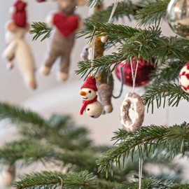 Én Gry & Sif Felt Snowman Pendants, Christmas Decoration for Hanging or Standing, Handmade, Fair Trade, Pack of 3 in Christmas Red, White, Grey