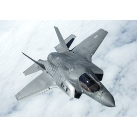 絵画風 壁紙ポスター （はがせるシール式） ステルス戦闘機 F-35B ライトニングⅡ 短距離離陸・垂直着陸型 英空軍 RAF ミリタリー キャラクロ XF35-005A2 （A2版 594mm×420mm） 建築用壁紙＋耐候性塗料 ＜日本製＞ ウォールステッカー お風呂ポスター