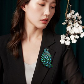 WCRAZYE Rhinestone Peacock Brooch Pin for Women Girls Fashion Exquisite Exaggerated Big Crystal Bird Animal Brooches Lapel Pins Elegant Dress Accessories Wedding Christmas Birthday Jewelry Gift, Alloy