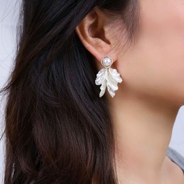 Iaceble Boho Pearl Flower Dangle Earrings White Petal Drop Earrings Acrylic Flower Earrings Floral Tassel Earrings Wedding Bridal Earrings Jewelry for Women