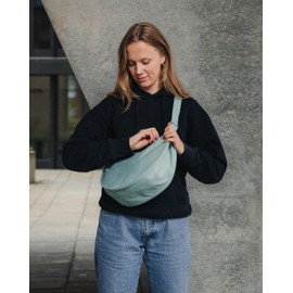 LARKSON Crossbody Bag Damen & Herren Blau - Solveig Medium - Umhängetasche im Halbmond Style - Halbrunde Schultertasche - Moon Bag Design - Wasserabweisend