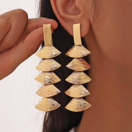 Xmsrn Vintage Metal Seashell Dangle Earrings Textured Scallop Earrings Long Shell Drop Earrings Exaggerated Scallop Tassel Chain Earrings for Women