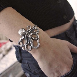 Yienate Vintage Octopus Sea Monster Bracelet Punk Squid Kraken Bracelet Antique Hand Chain Jewelry Gift for Teens
