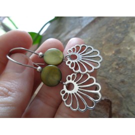 OLIV - GRÜNE PERLMUTT SCHEIBE & LOTUS BLÜTE einmalige Ohrringe mit langen Haken