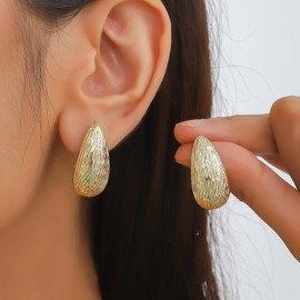 Chunky Gold Stud Earrings for Women Hammered Wavy Button Earrings Round Disc Teardrop Water Drop Square Statement Earrings Trendy Jewelry (B)