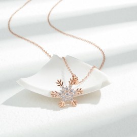 Simple Sparkly Snowflake Pendant Necklace For Women Dainty Fashion Winter zircon Chain Choker Necklaces Christmas Holiday Party Jewelry (Rose gold, One size)