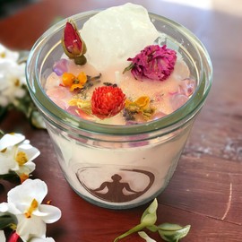 Steinfixx® Große Edelsteinkerze "Meditation" im Glas mit Anleitung | Duftkerze | Ritualkerze | Kristallkerze mit Blüten | Amethyst, Rosenquarz, Bergkristall | Jasmin