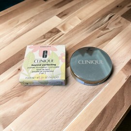 Clinique #0.5 Breeze CLINIQUE Beyond Perfecting Powder Foundation+Con