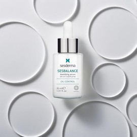 Sesderma Sesbalance Sérum Facial Seborregulador con Niacinamida, Ácido Salicílico y Retinol, Reduce el Exceso de Sebo y Matifica, para Piel Mixta a Gr