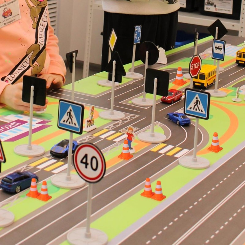Gatuida 7pcs Mini Traffic Cones, Tiny Simulation Road Parking Signs,