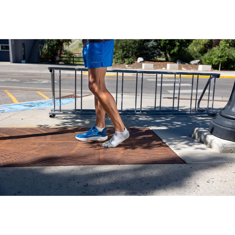 Injinji Unisex Run Lightweight No-Show Socks, sand, M