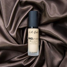 L.A. Girl Pro Matte Foundation, color beige medio, 1 onza líquida