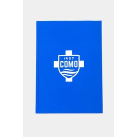 COMO 1907 - Notebook ufficiale - Colore blu royal con stampa bianca- Con copertina soft touch - Fogli a righe, segnapagina ed elastico - Dimensione 21,5x15,5 cm - Made in Italy