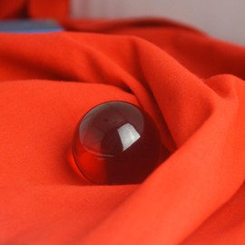 (isui) yishui guzu Feng Shui Red Crystal Glass Ball on Wooden Stand Figurine Object y1401