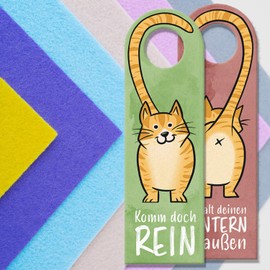 “Komm doch rein” or “Behalt deinen Hintern draußen” Door Hanger with Orange Cat