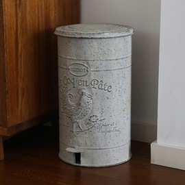 Rustic Farmhouse Decor Trash Can with Lid and Pedal Retro Handmade Distressed Design Rooster Pattern Round Garbage Cans Recycling Waste Bin for Home Patio Yard Bathroom Kitchen Garden Living Room Park