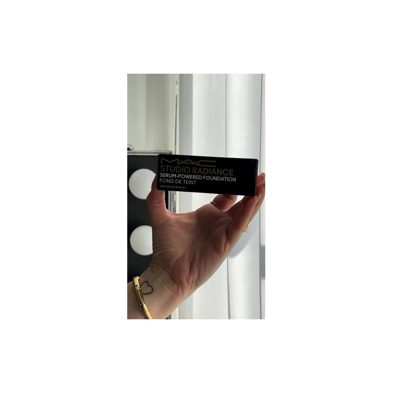 Base de maquillaje lquida MAC Studio Radiance tono nc15 -