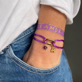 happymaker - Armband Personalisiert, Charm Armband mit Buchstaben Anhänger und Edelstein, Amethyst und vergoldeter Edelstahl Buchstabe mit Satinband in lila, handgefertigt in Deutschland